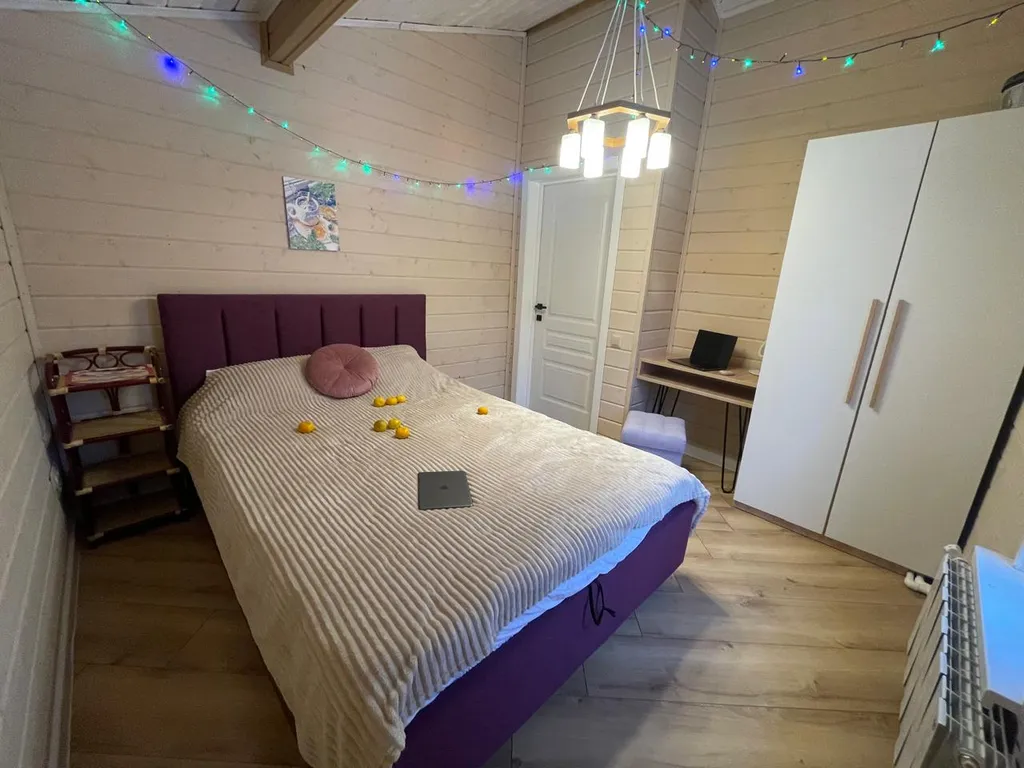 Дом в тишине леса и полей