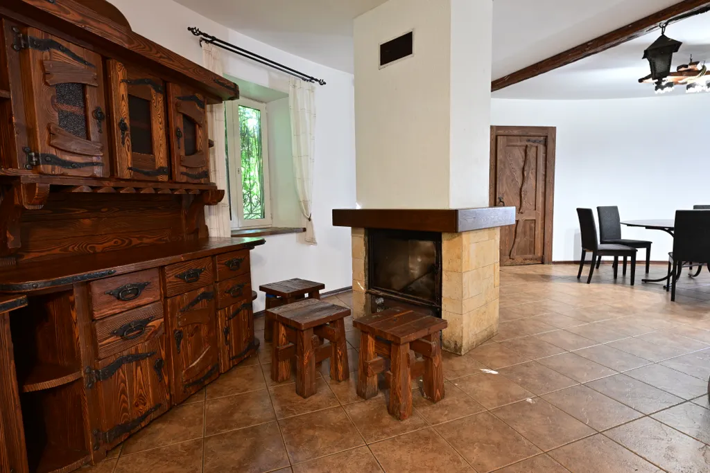 Шикарный коттедж с уютным средневековым интерьером