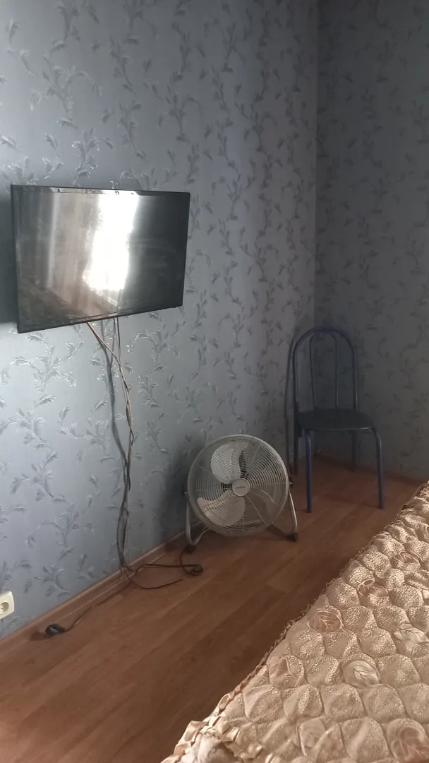 В спальне смарт ТВ и напольный вентилятор