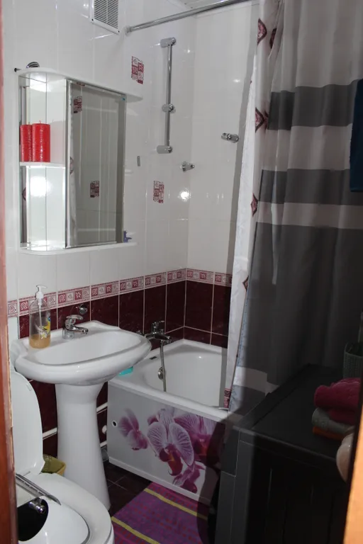 Уютная двухкомнатная квартира в спокойном районе, с кроватью и диваном