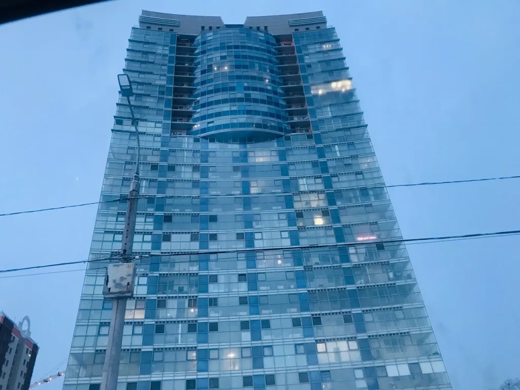 Студия класса бизнес у городской набережной