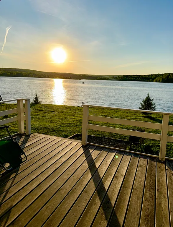 Речное поместье глэмпинг на берегу реки