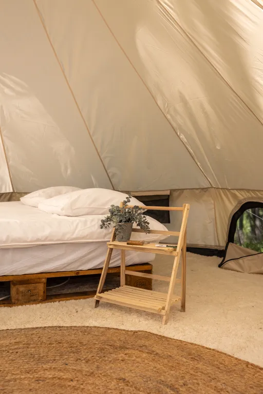 Большой шатёр в кемпинге вблизи озера