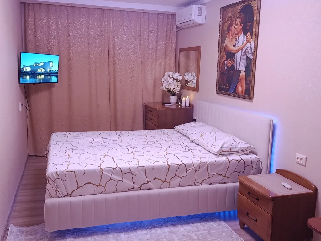 Красивая двухкомнатная квартира с парящей кроватью