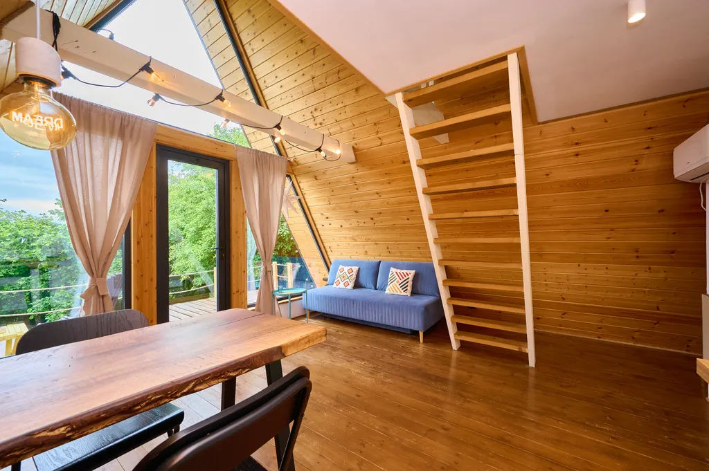 Уютный треугольный домик у леса с видом на горы