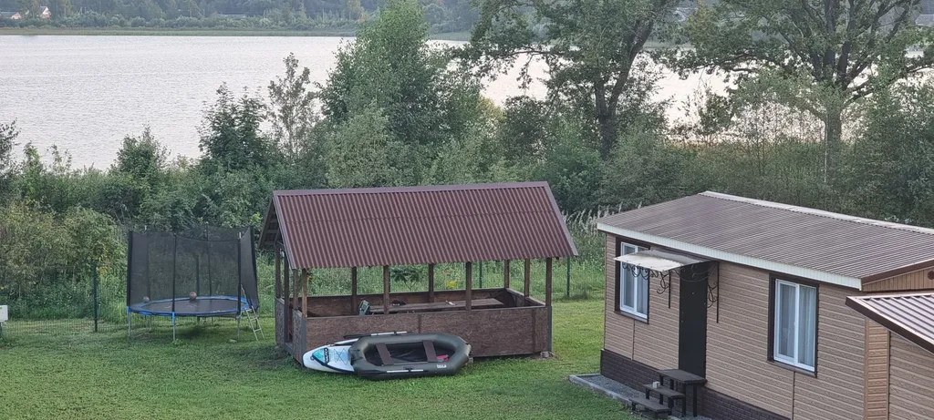 Уютные домики на берегу озера