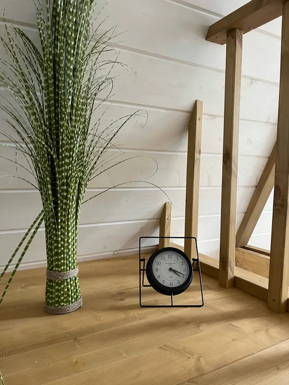 Уютный дом на берегу озера в березовой роще