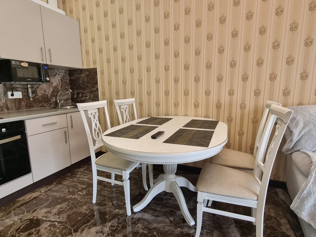 Aпаpтaмeнт c баcсейном и теpрaсой нa набеpeжной