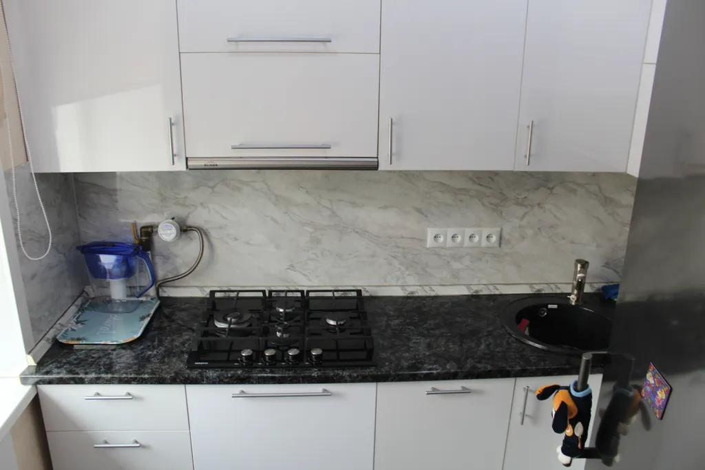 Уютная однокомнатная квартира в спокойном районе, с кроватью и диваном