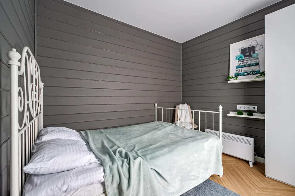 Grey House с дикими зайцами