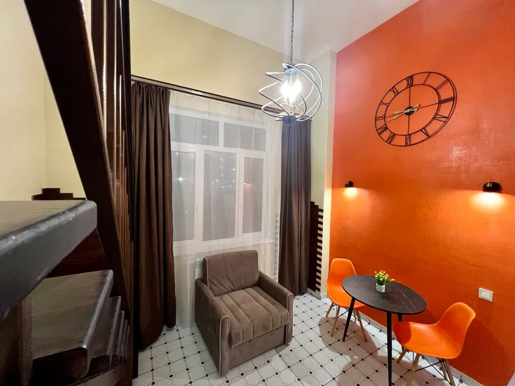 Стильная двухуровневая студия Оранж