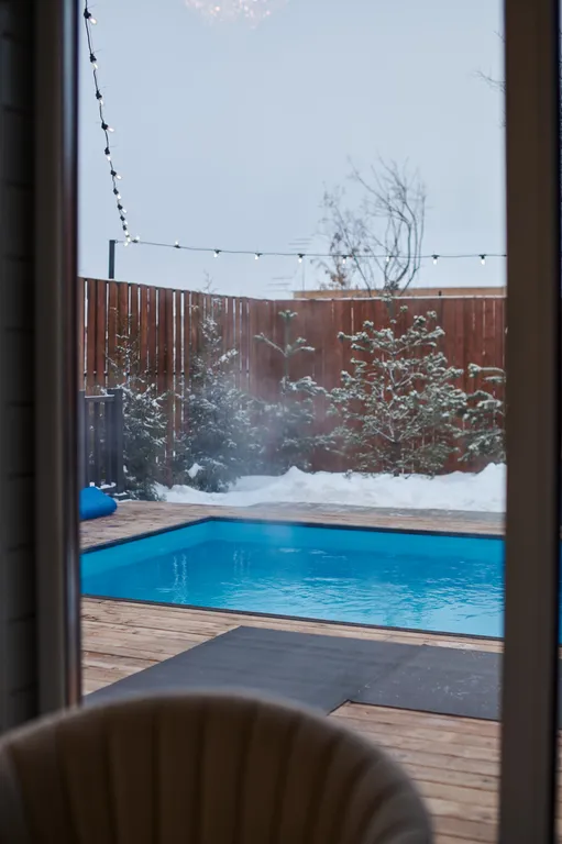 А-фрейм дом с теплым бассейном