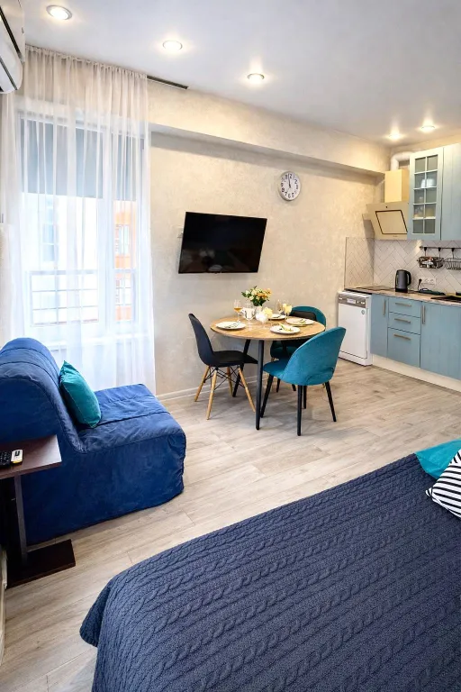 Угловая студия с цветами на берегу моря