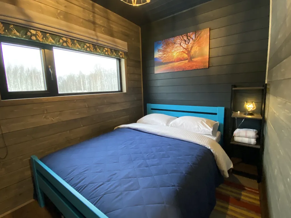 Домик ЧЕРНИКА. Большой пруд с пляжем в глэмпинге "Усадьба Ягодное".