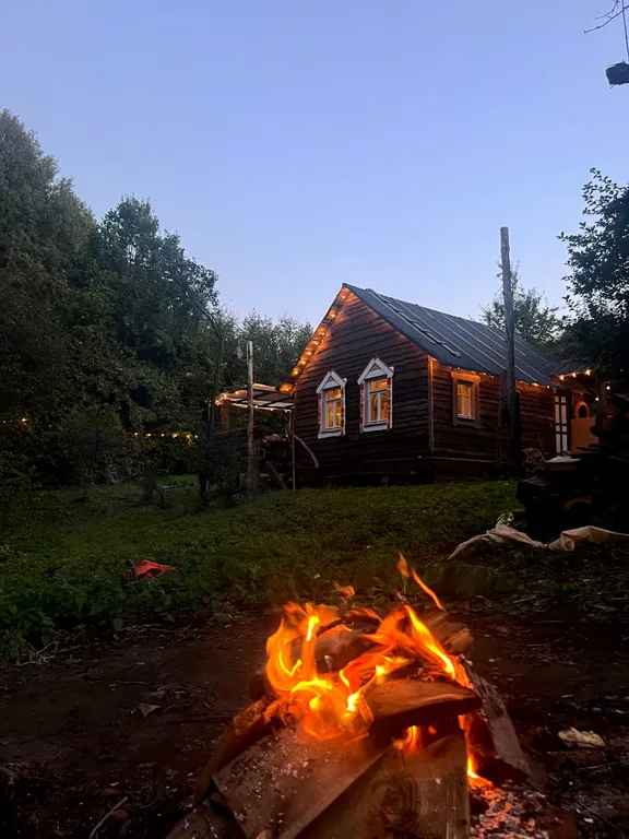 Изба с уютом детства, деревенский дом с баней и русским бытом