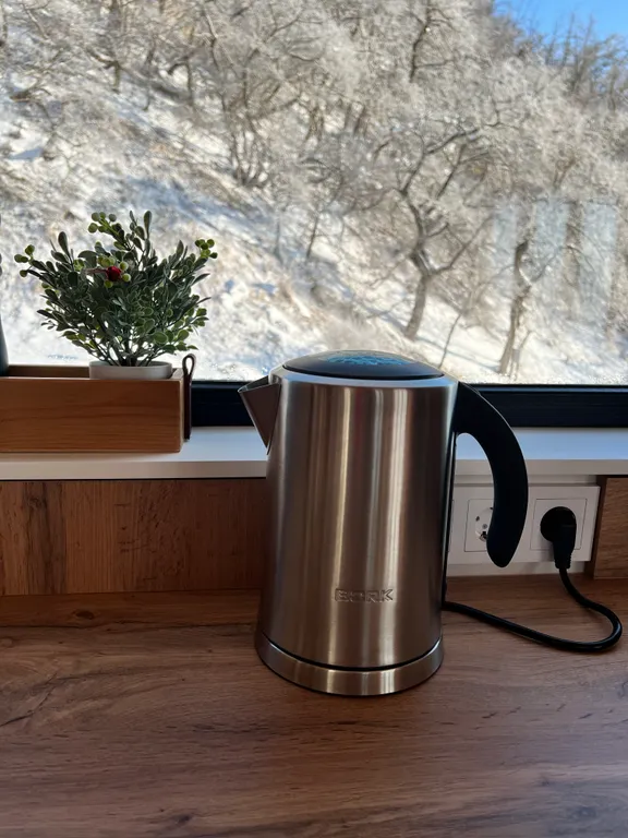 Домик на холме с видом на лес и горы