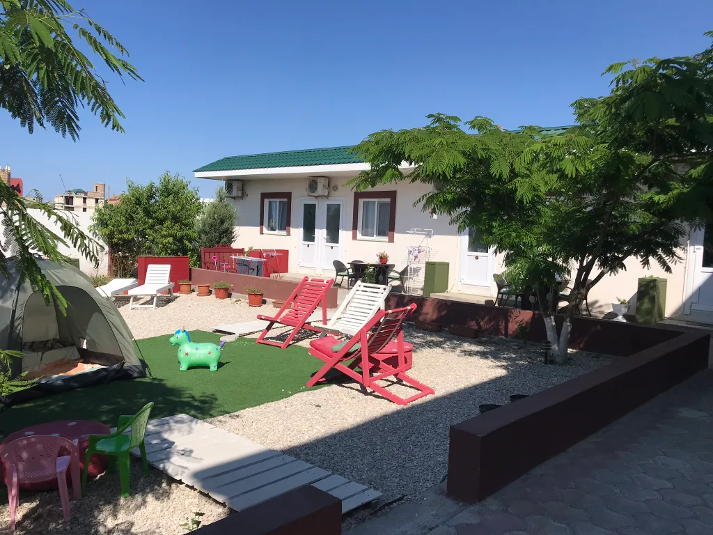 Трехместный номер, с двуспальной кроватью и односпальной, вид во двор