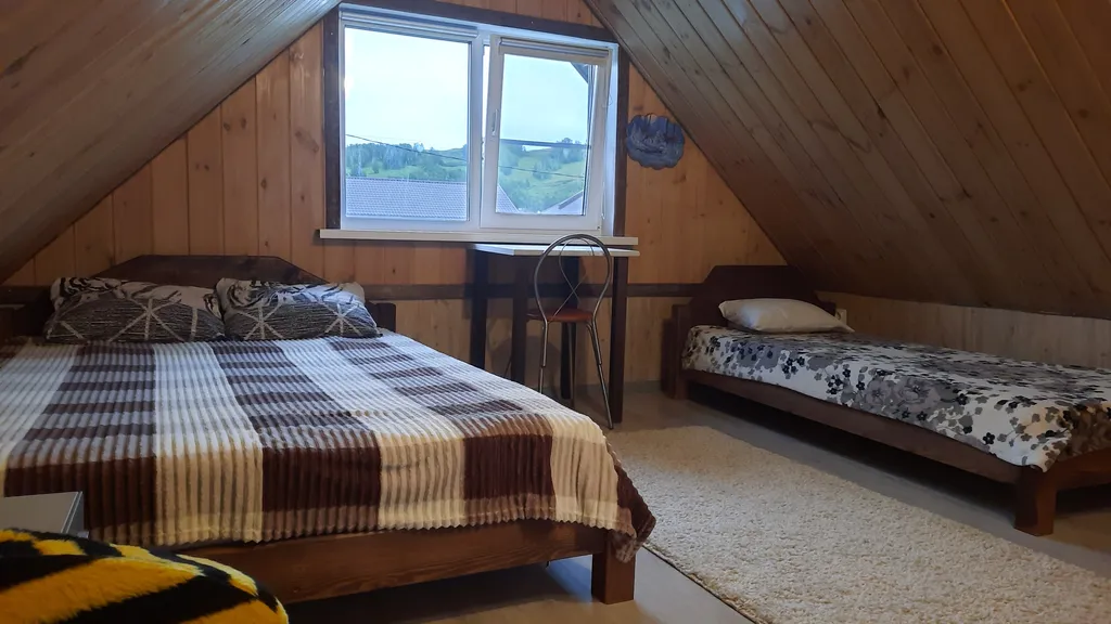 Домик около озера и леса