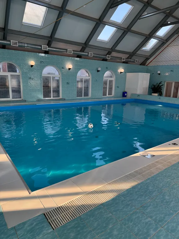 Дом с большим бассейном