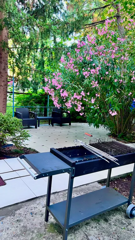 Дом и море через дорогу