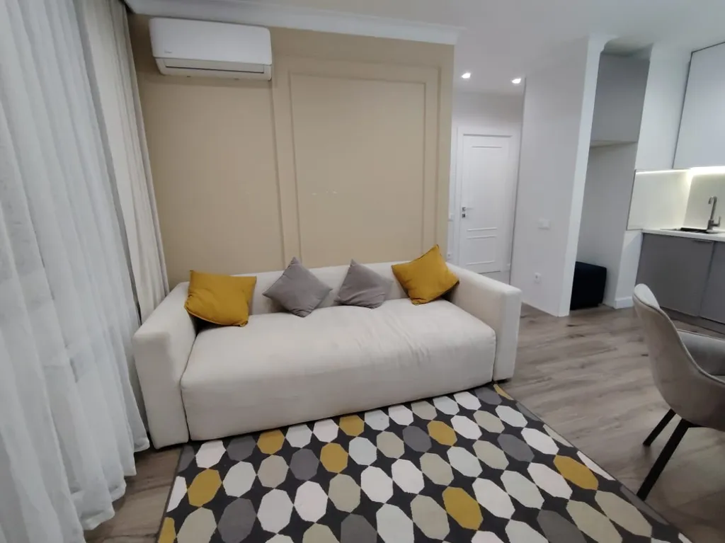 Евро 2ка в золотом квадрате Левого берега. В безопасном районе города