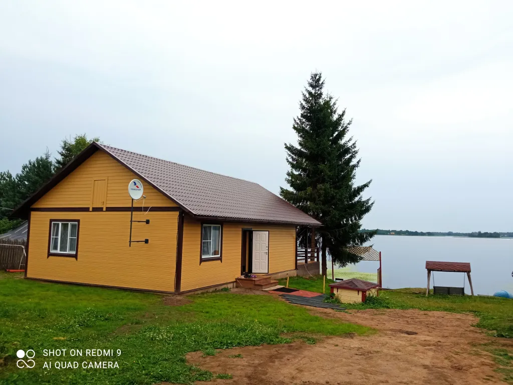 Коттедж с большой террасой на берегу Селигера