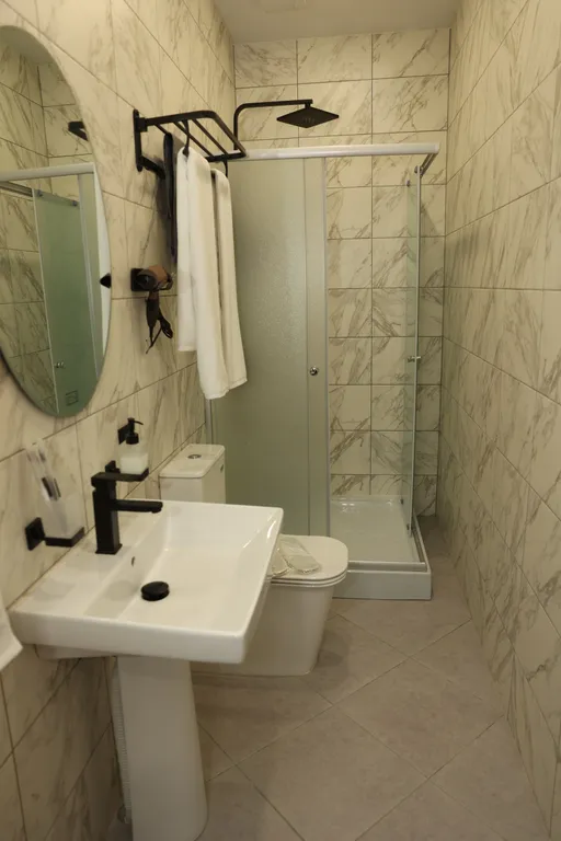 Четырехместный номер с 1 кроватью и диваном