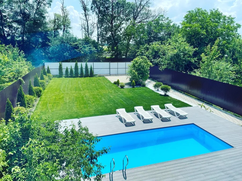 Дом с баней и бассейном