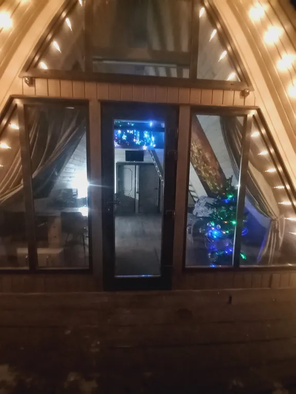 Дом А-фрейм с видом на лес