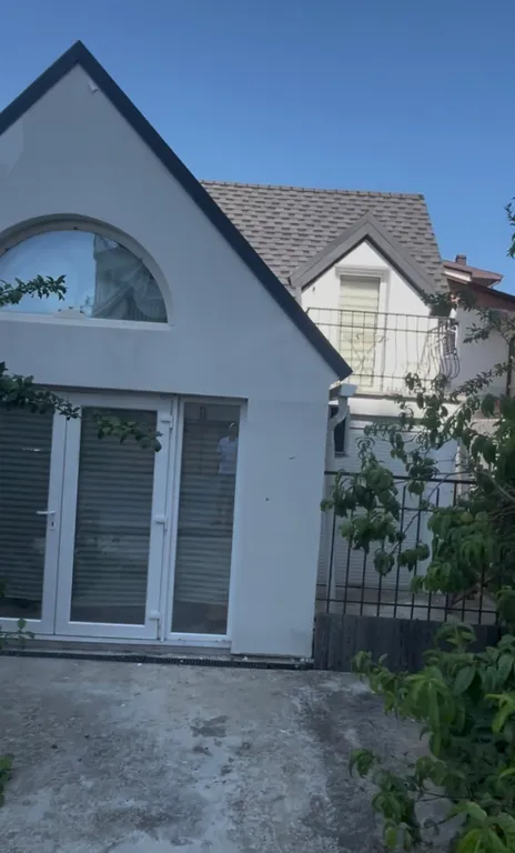 Коттедж Отдельно стоящий домик с балконом и выходом во дворик — Геленджик