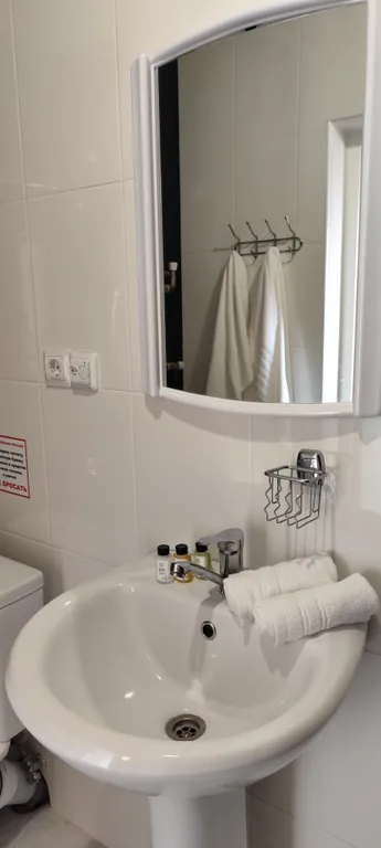 Номера оббиты сибирским кедром, 3 минуты до моря, закрытая парковка