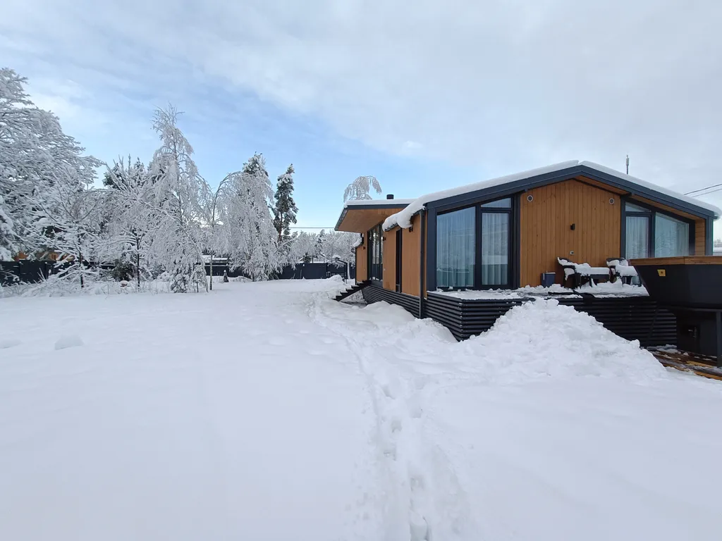 Уютный дом с панорамными окнами и бассейном на участке 15 соток