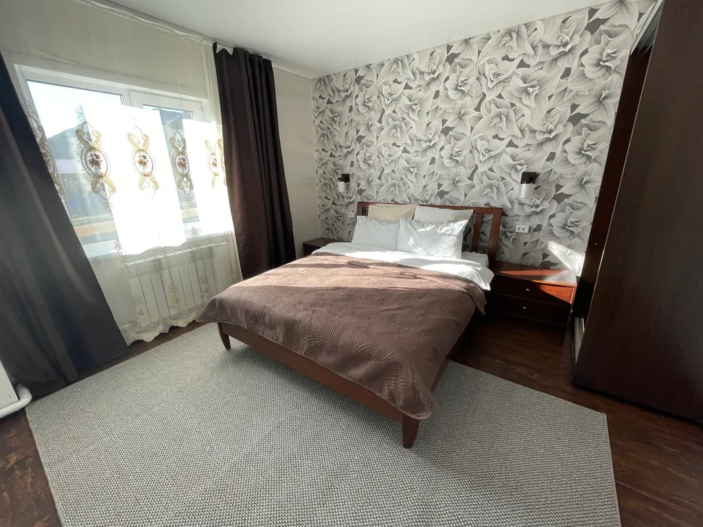 Благоустроенный просторный коттедж с видом на горы для большой компани