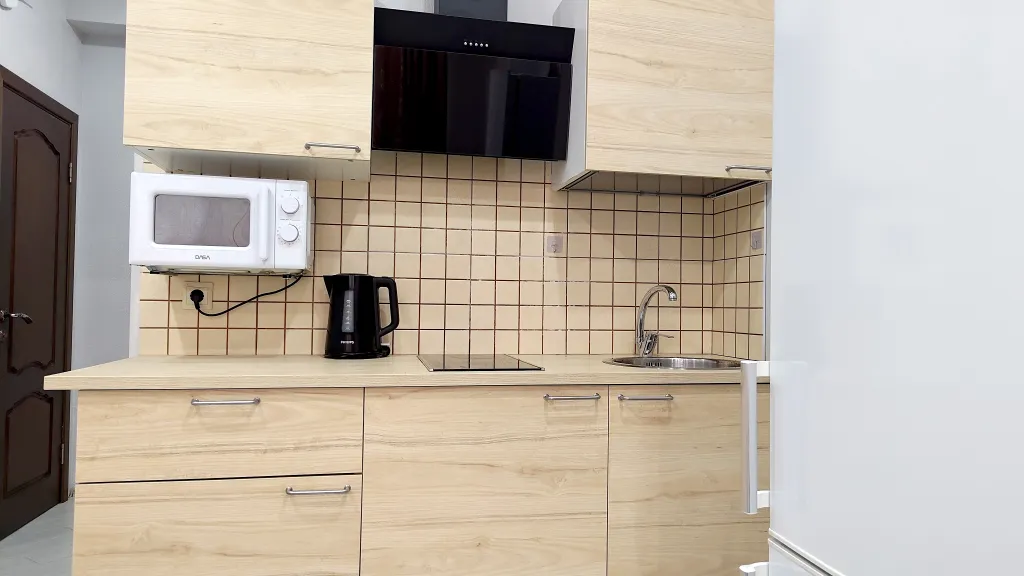 Идеально расположенный комфортный апартамент со спальней. Большие окна