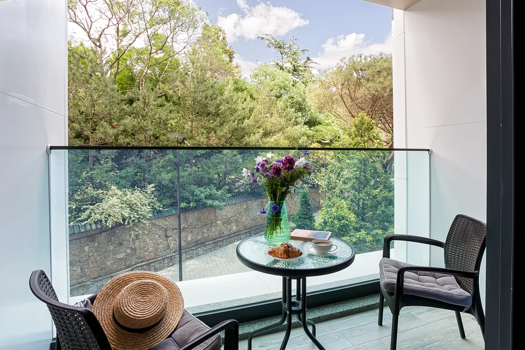 Гранатовый. На большую семью, вид на лес