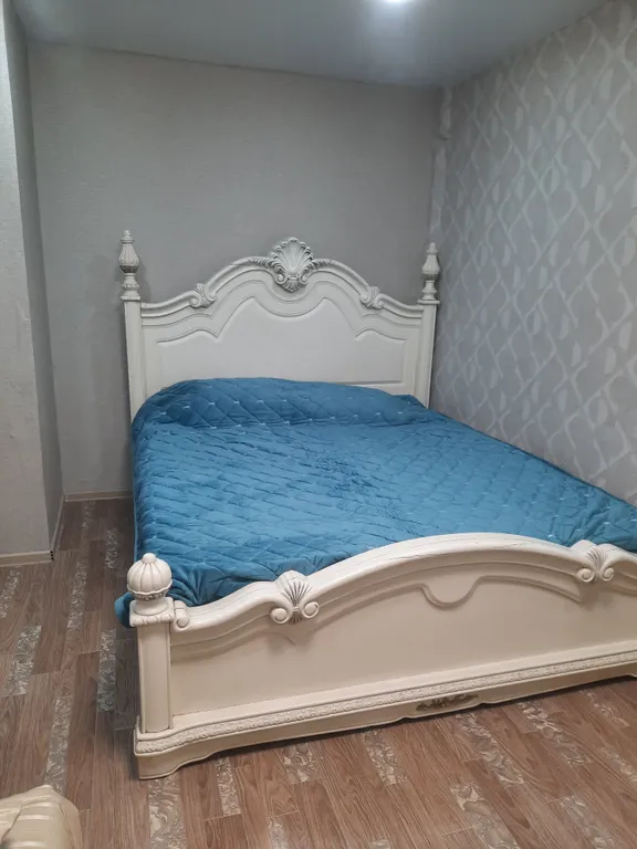 Уютная квартира с мебелью из натурального дерева