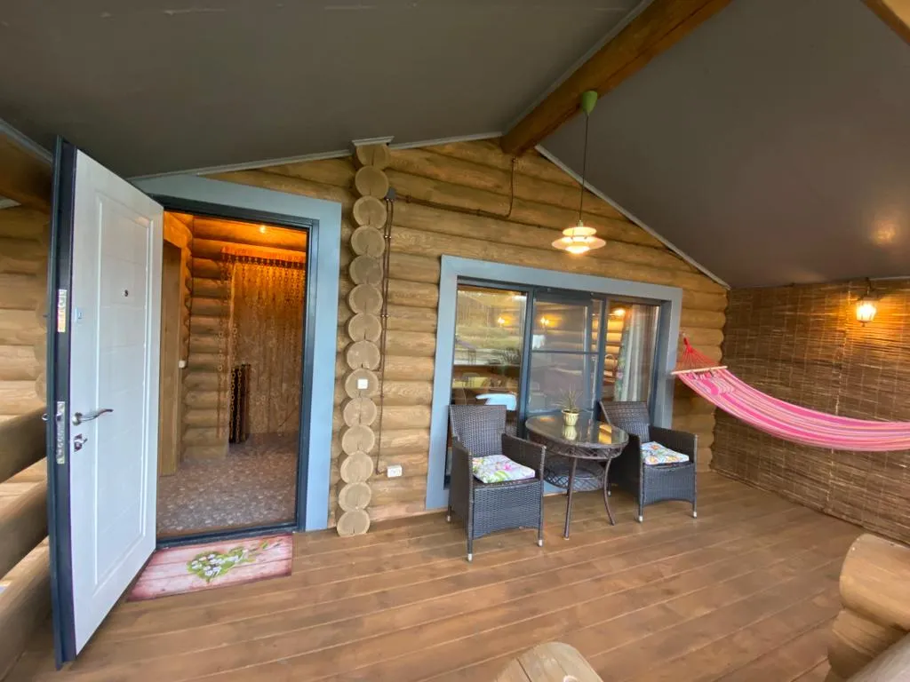 Домик со своим прудом и баней