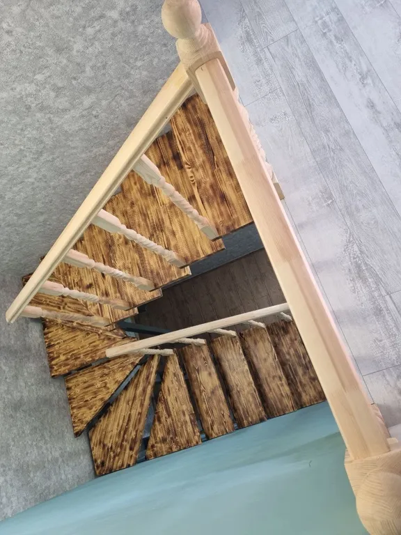 Зелёный дом на берегу Катуни с видом на реку и горы