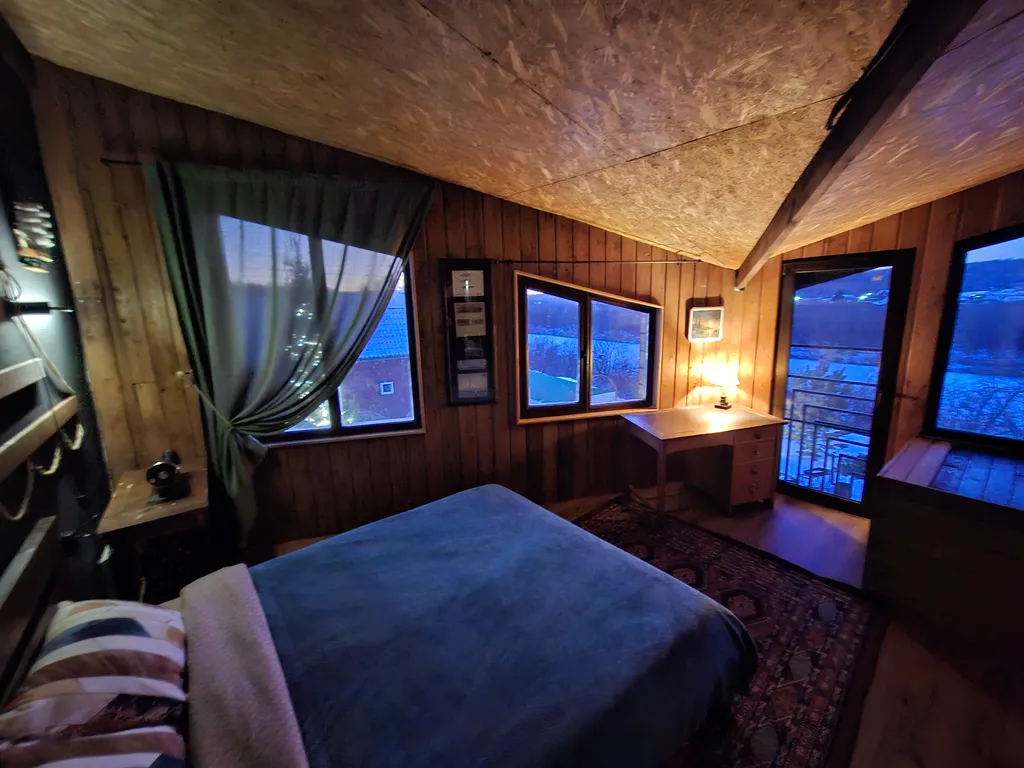 Дом с кораблем на берегу реки