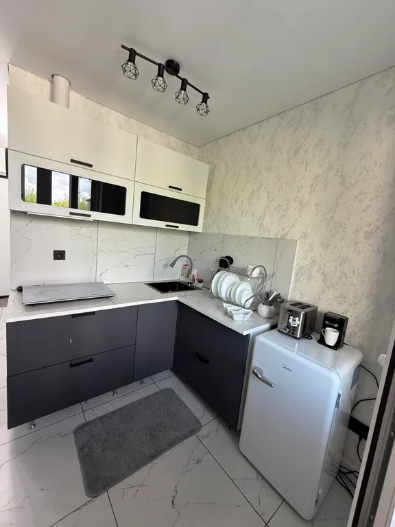 Новый дом в центре города. Елка и сервировка есть