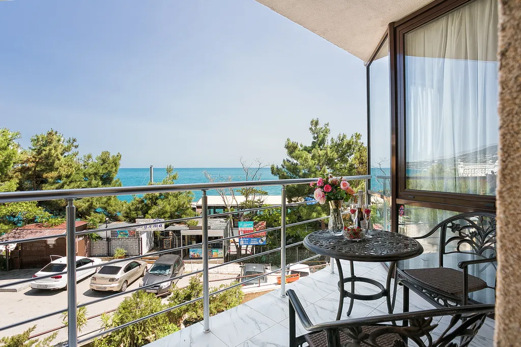 Просторная видовая двухкомнатная квартира на берегу моря в Ливадии