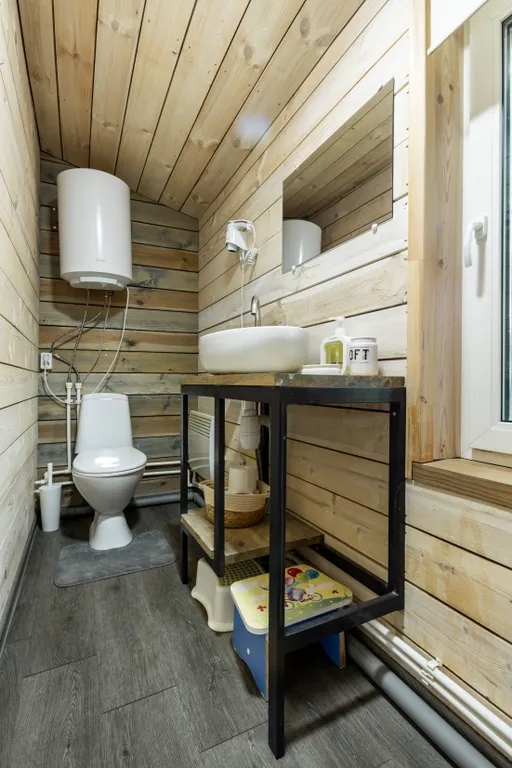 Деревянный дом у озера Кипень