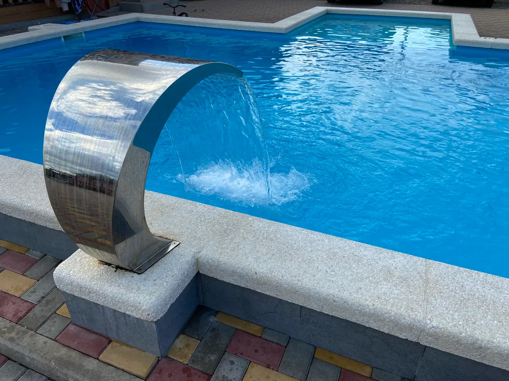 Уютные домики у канала