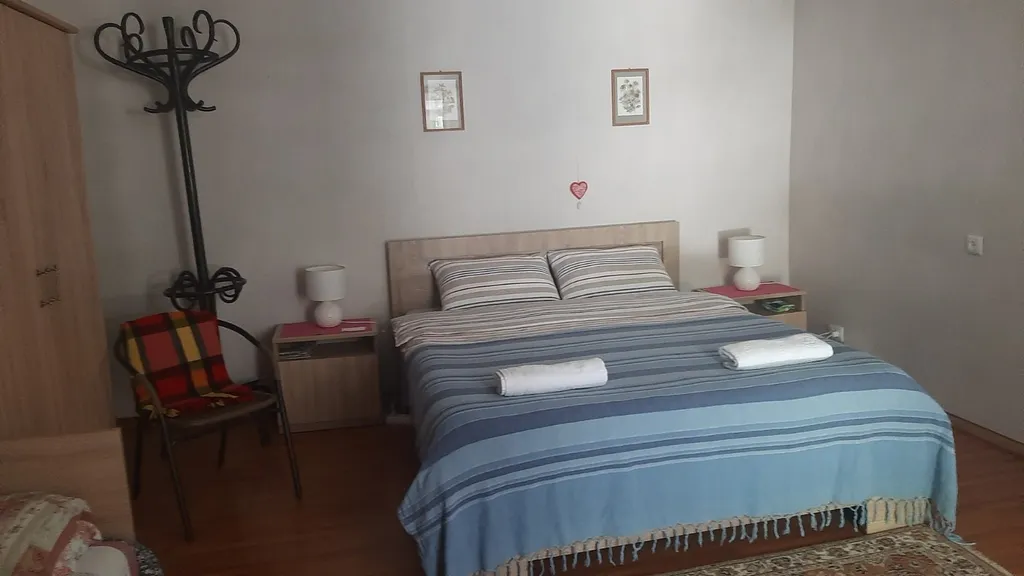 Бесо хаус апартамент с отдельным двориком недалеко от парка