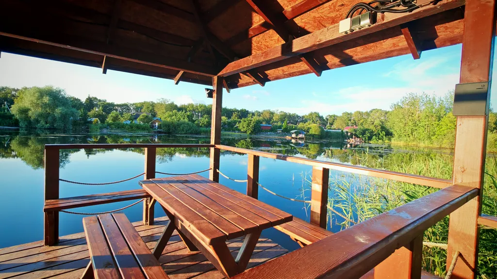 Дома и бани на берегу озера