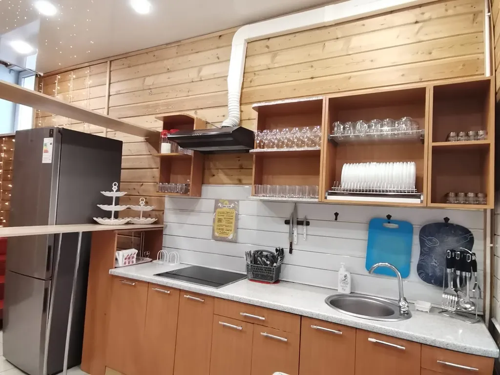 Трёхэтажный коттедж с ночным клубом баней и бассейном