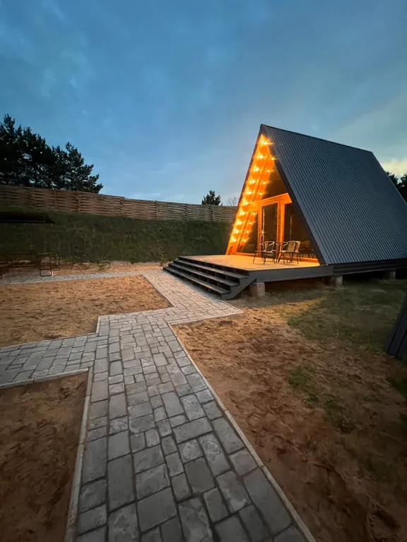 Уютный домик на берегу реки с горячим чаном