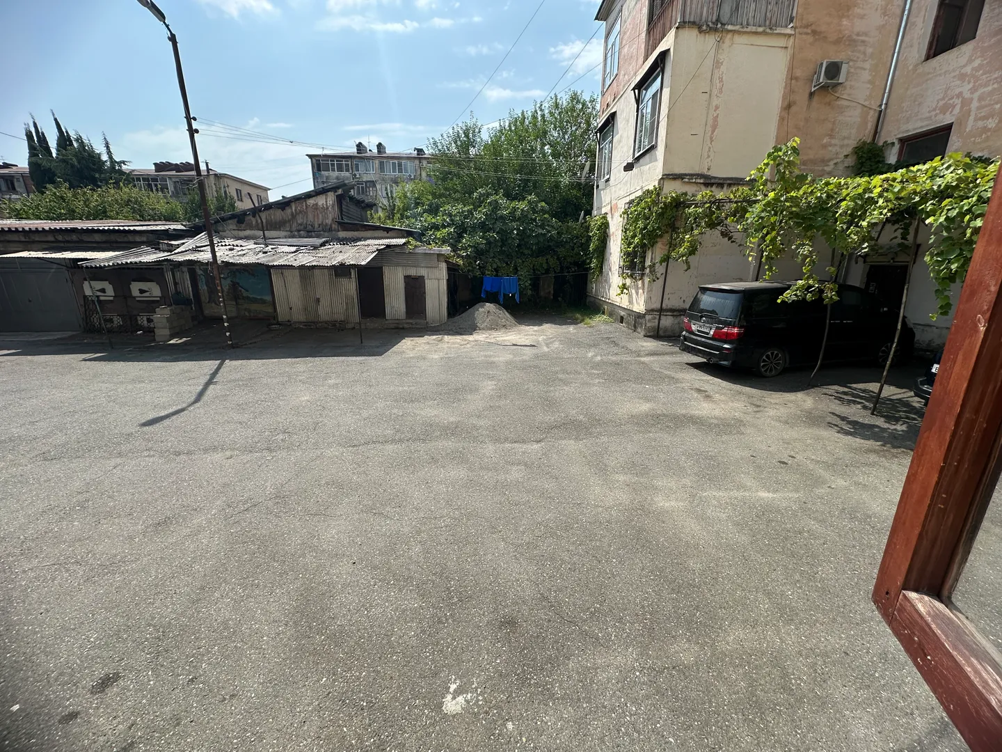 вид из окна во двор