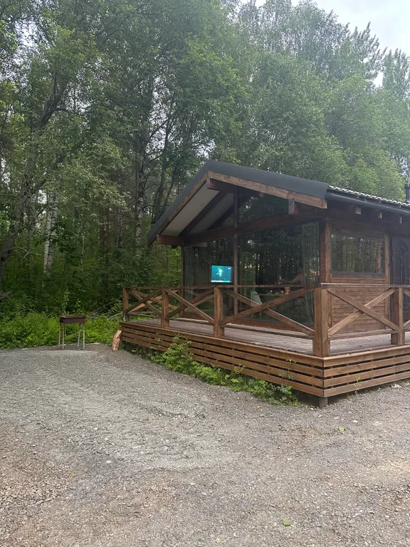 Дом с чаном и панорамными окнами с видом на лес