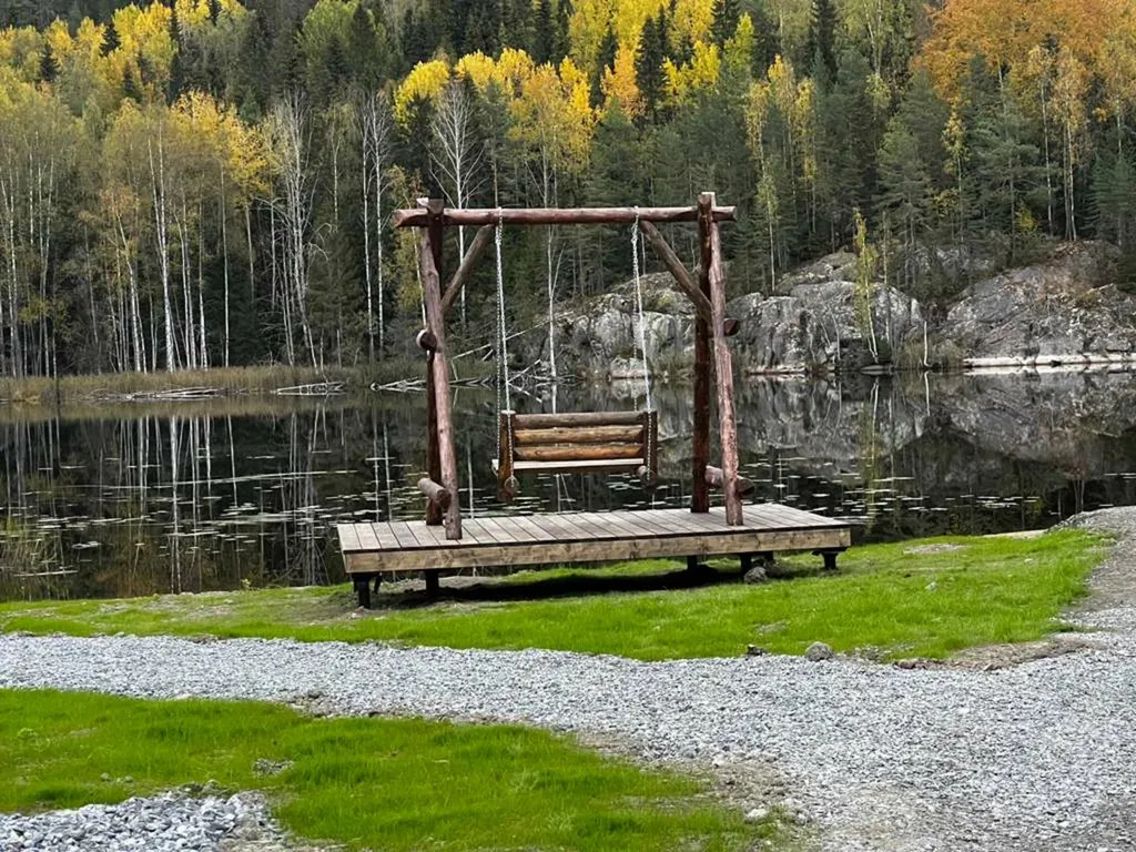 Номер с видом на тихое лесное озеро, лес и гору